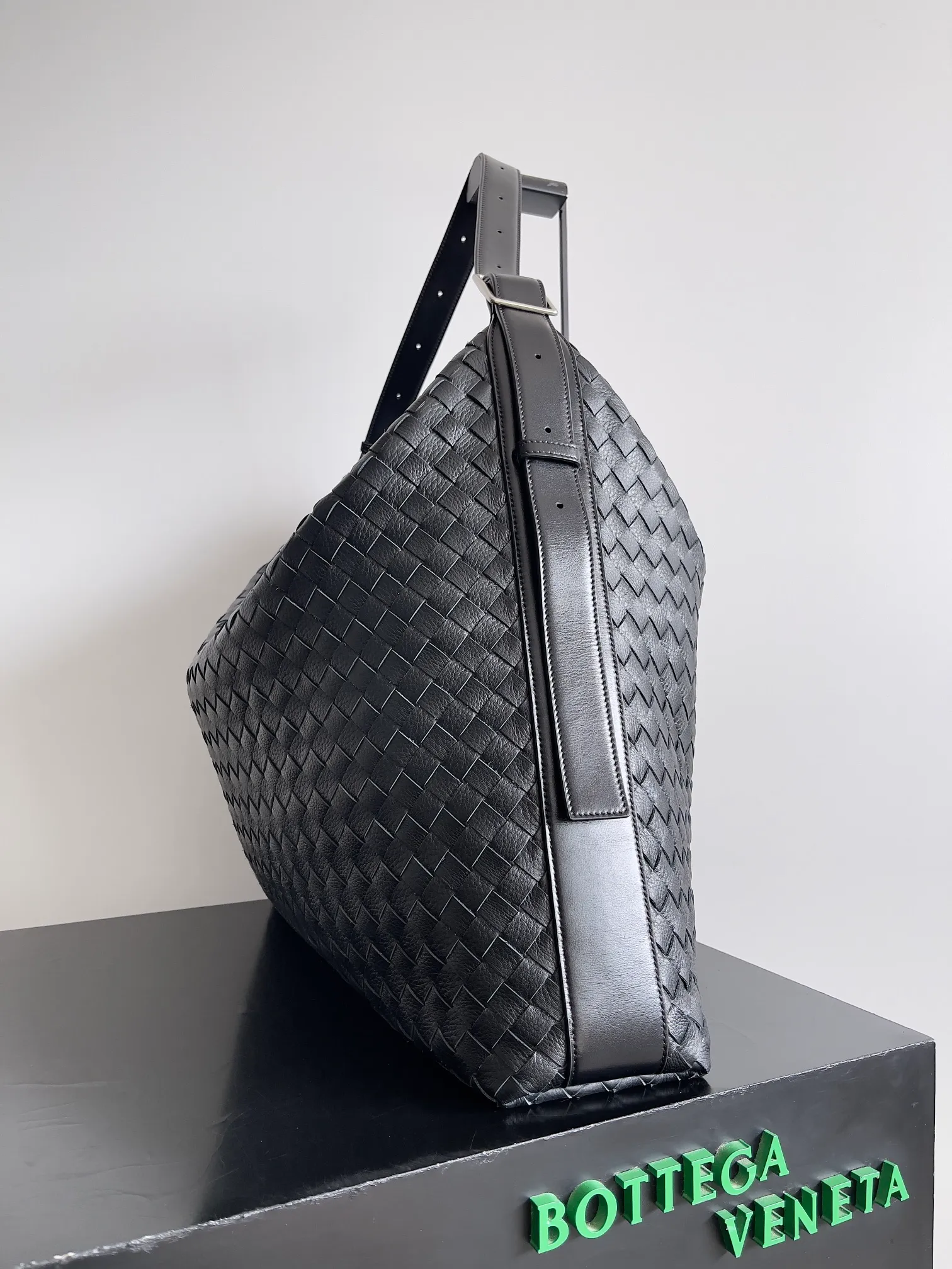 Batch 3280 BOTTEGA VENETA's new Traveler deerskin series is here! The travel season is coming soon, and I believe you must need a large-capacity and simple bag. This new Traveler is very in line with the current travel craze. The whole bag is designed with deerskin and is made of the highest quality leather. It feels tougher to the touch. The super large capacity is suitable for short trips. Traveling with friends and family does not require carrying heavy luggage. It is also very convenient for friends who often travel for work. You can carry two changes of clothes and a computer with you. It also comes with an adjustable shoulder strap to free your hands. Style number: 806976 Size: 58*46*10cm